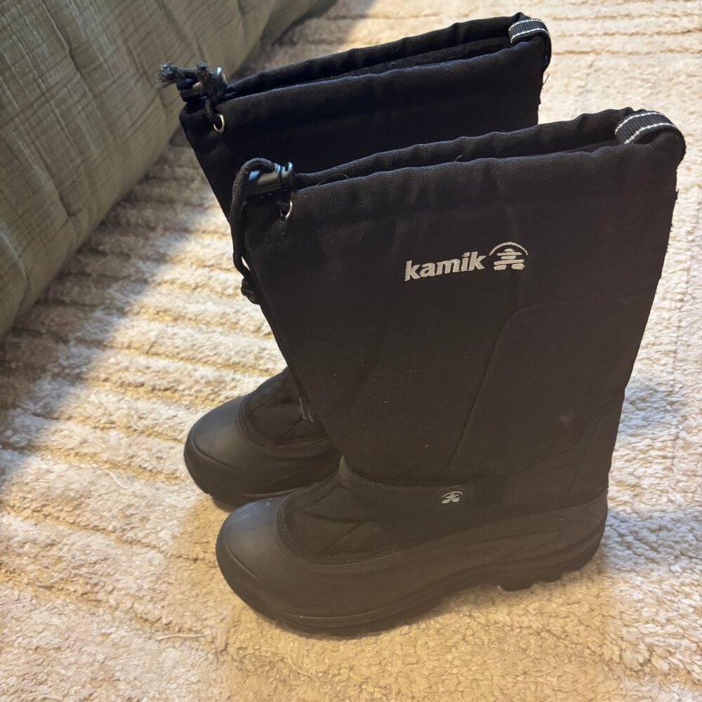 Women's black snow boots and rain boots